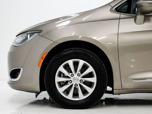 Used 2018 Chrysler Pacifica Touring-L image 27