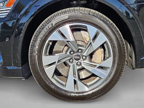 Used 2022 Audi e-tron Premium Plus image 20