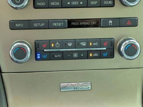 Used 2010 Lincoln MKT 2WD image 21