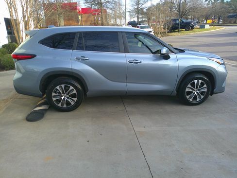 Used 2023 Toyota Highlander XLE image 14