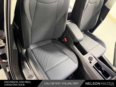 Used 2025 Volkswagen Tiguan SE AWD/4WD image 45