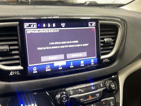 Used 2023 Chrysler Pacifica Touring-L FWD image 8