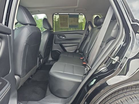 Used 2025 Nissan Rogue SV w/ SV Premium Package FWD image 19