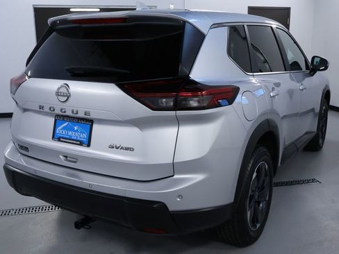 Used 2024 Nissan Rogue SV image 7