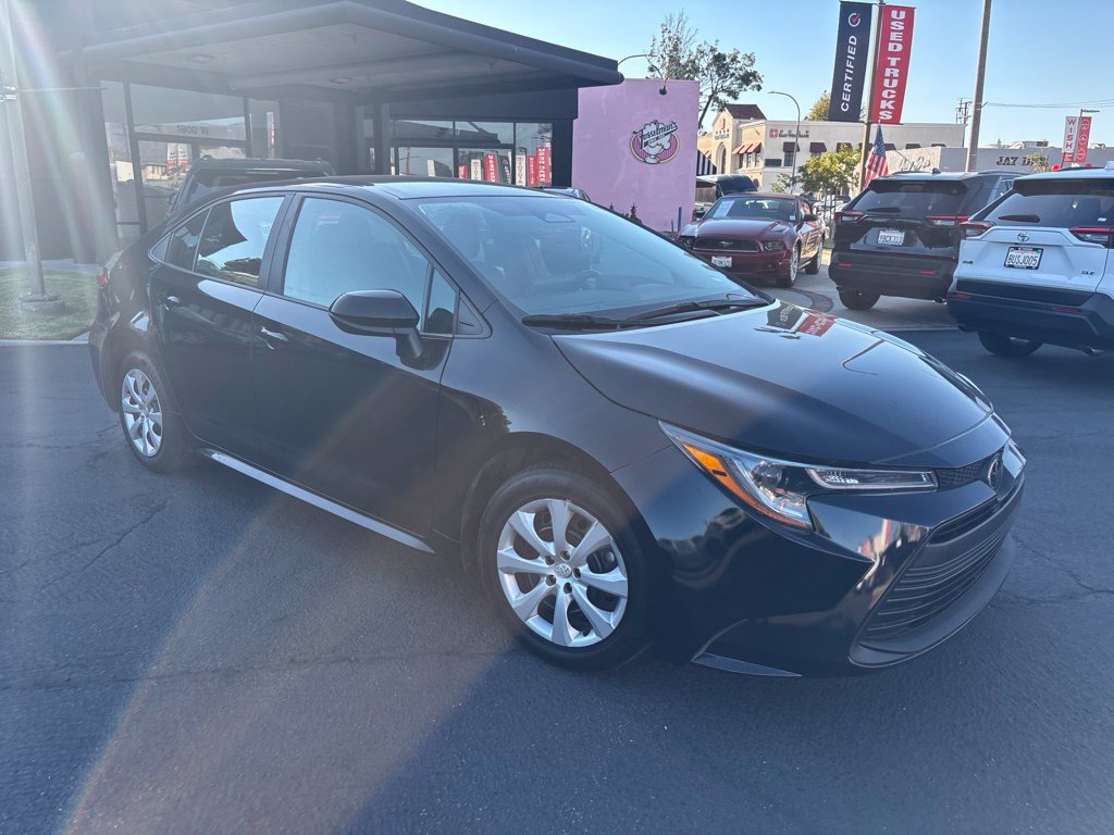 Used 2025 Toyota Corolla LE FWD image 2