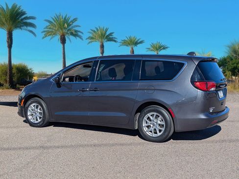 Used 2022 Chrysler Voyager LX image 3