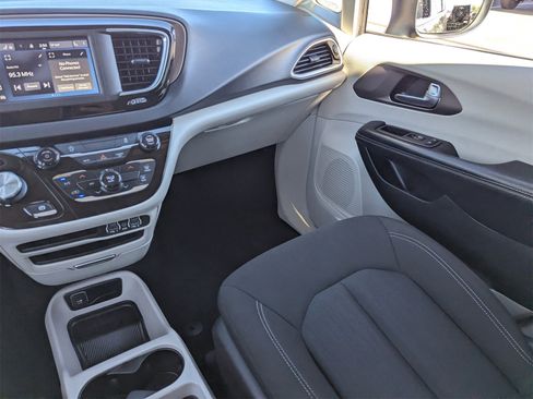 Used 2022 Chrysler Voyager LX image 18