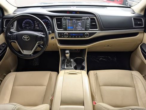 Used 2018 Toyota Highlander XLE image 19