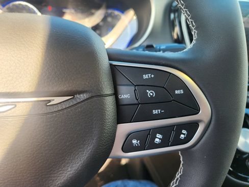 Used 2027 Chrysler Pacifica Limited FWD image 18
