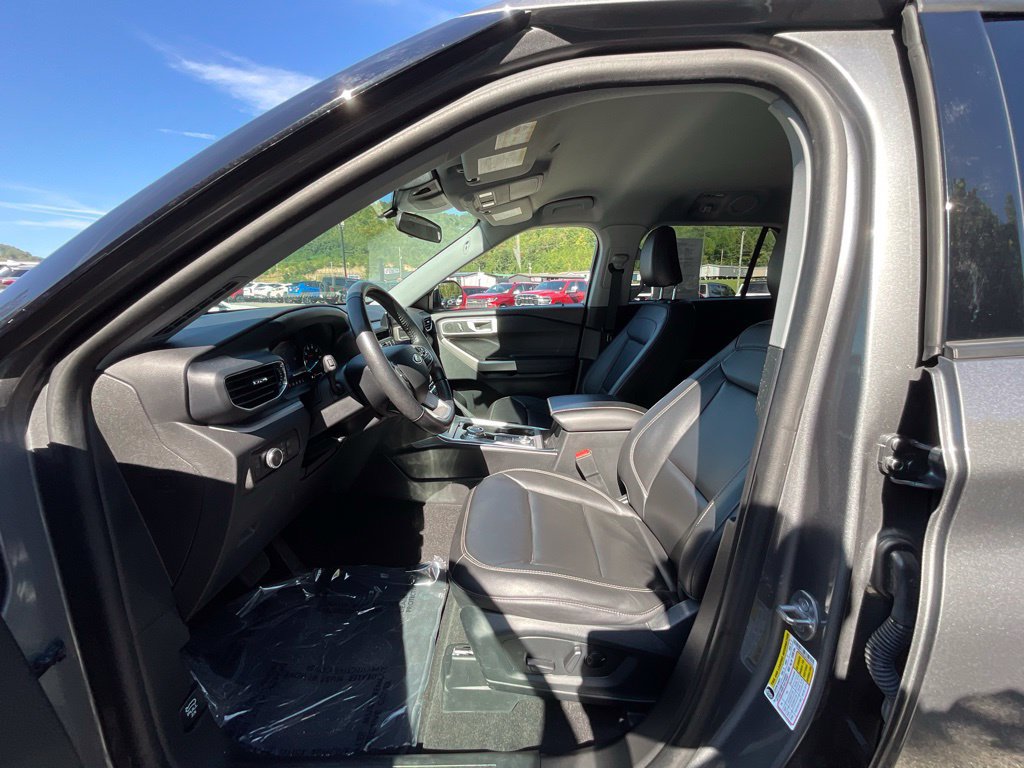 Used 2023 Ford Explorer XLT w/ Equipment Group 202A AWD/4WD image 9