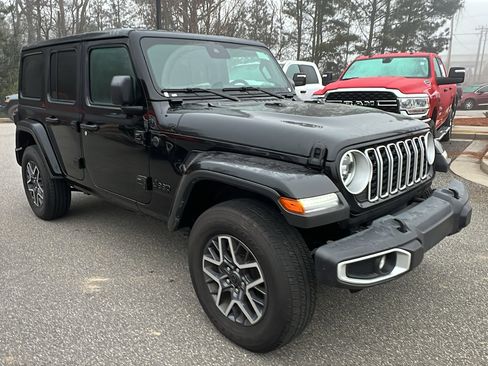Used 2025 Jeep Wrangler Sahara image 5
