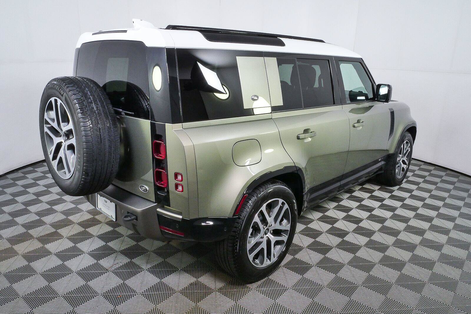 Used 2021 Land Rover Defender 110 X-Dynamic HSE AWD/4WD image 3