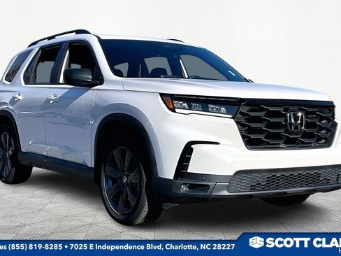 Used 2023 Honda Pilot Sport image 1