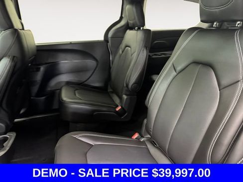 Used 2026 Chrysler Pacifica Select FWD image 16