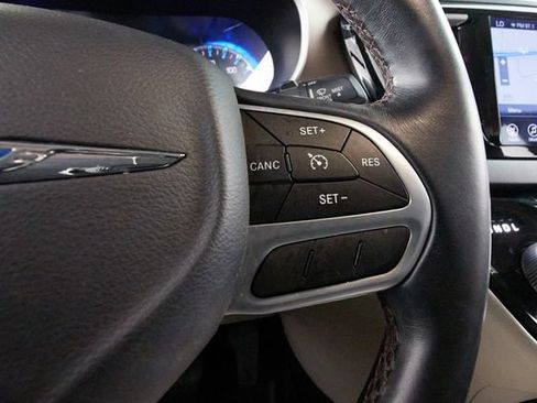 Used 2017 Chrysler Pacifica Touring-L FWD image 15