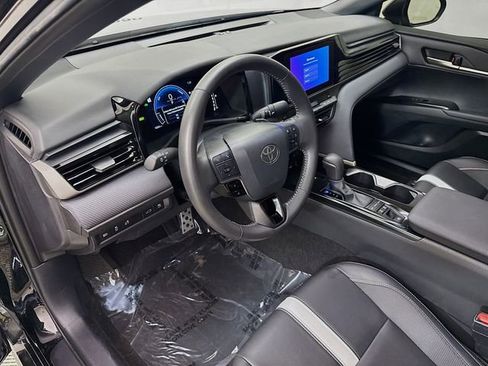 Used 2025 Toyota Camry SE image 9
