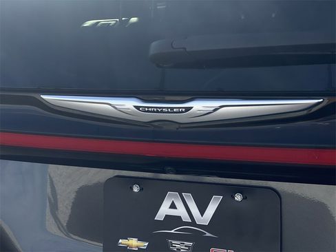 Used 2023 Chrysler Pacifica Touring-L image 41