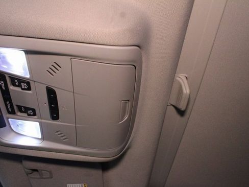 Used 2018 GMC Acadia SLT image 32