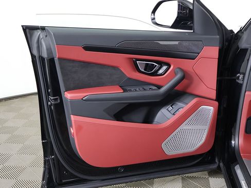 Used 2022 Lamborghini Urus image 32