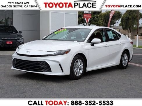 Used 2025 Toyota Camry LE w/ Convenience Package FWD image 1
