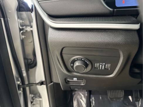 Used 2024 Jeep Grand Cherokee Altitude AWD/4WD image 13