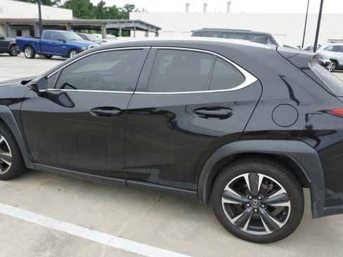 Used 2022 Lexus UX 200 w/ Accessory Package (Z2) FWD image 6