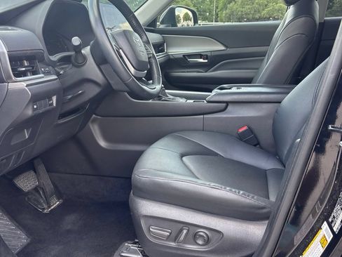 Used 2025 Toyota Grand Highlander AWD image 6