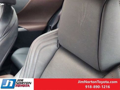 Used 2023 Toyota Venza Limited image 17