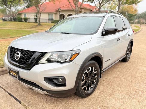 Used 2019 Nissan Pathfinder SL image 1