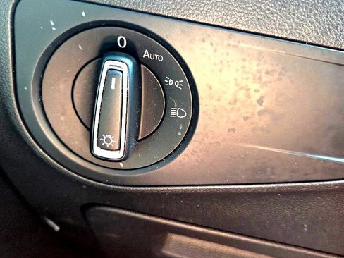 Used 2020 Volkswagen Tiguan S image 29