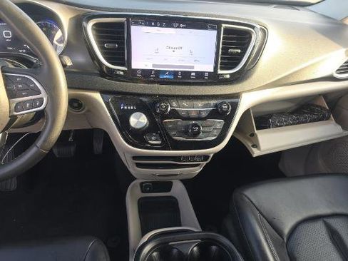 Used 2023 Chrysler Pacifica Touring-L image 4