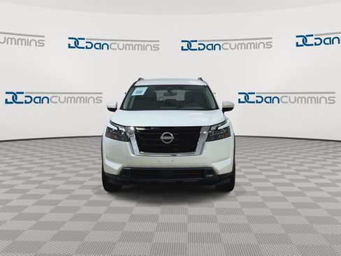 Used 2024 Nissan Pathfinder SV image 3