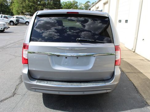 Used 2013 Chrysler Town & Country Touring-L image 14