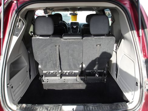 Used 2016 Chrysler Town & Country Touring image 12