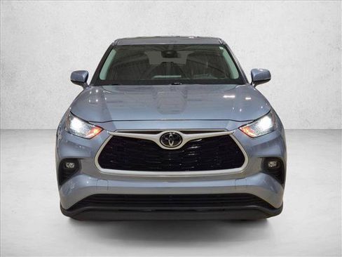 Used 2023 Toyota Highlander LE FWD image 2