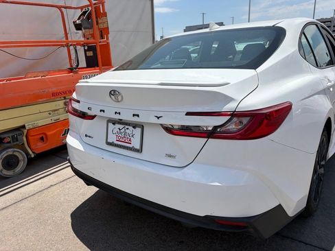 Used 2025 Toyota Camry SE FWD image 4