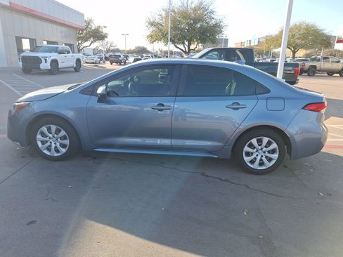 Used 2022 Toyota Corolla LE image 3