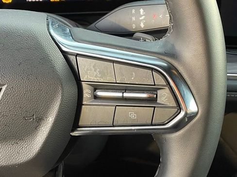 Used 2025 Chevrolet Suburban Z71 image 23