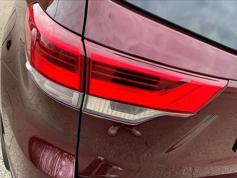 Used 2019 Toyota Highlander SE image 24