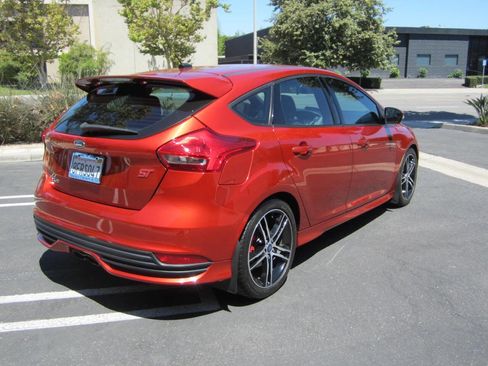 Used 2018 Ford Focus ST image 3