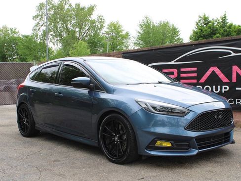 Used 2018 Ford Focus ST FWD image 4