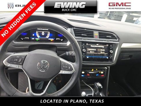 Used 2023 Volkswagen Tiguan SE w/ Panoramic Sunroof Package image 6