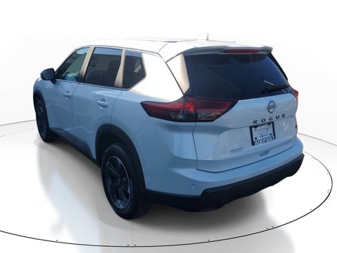 Used 2025 Nissan Rogue SV image 3