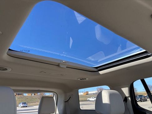 Used 2022 GMC Acadia Denali w/ Denali Technology Package image 15