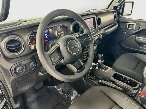 Used 2023 Jeep Gladiator Sport AWD/4WD image 9