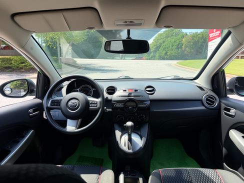 Used 2011 MAZDA MAZDA2 Touring FWD image 11