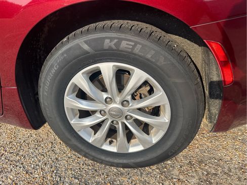 Used 2018 Chrysler Pacifica Touring-L FWD image 17