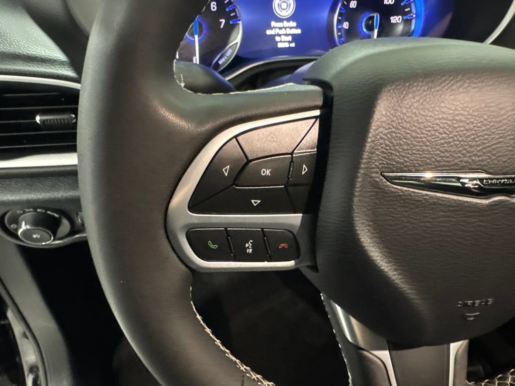 Used 2025 Chrysler Pacifica Select FWD image 5