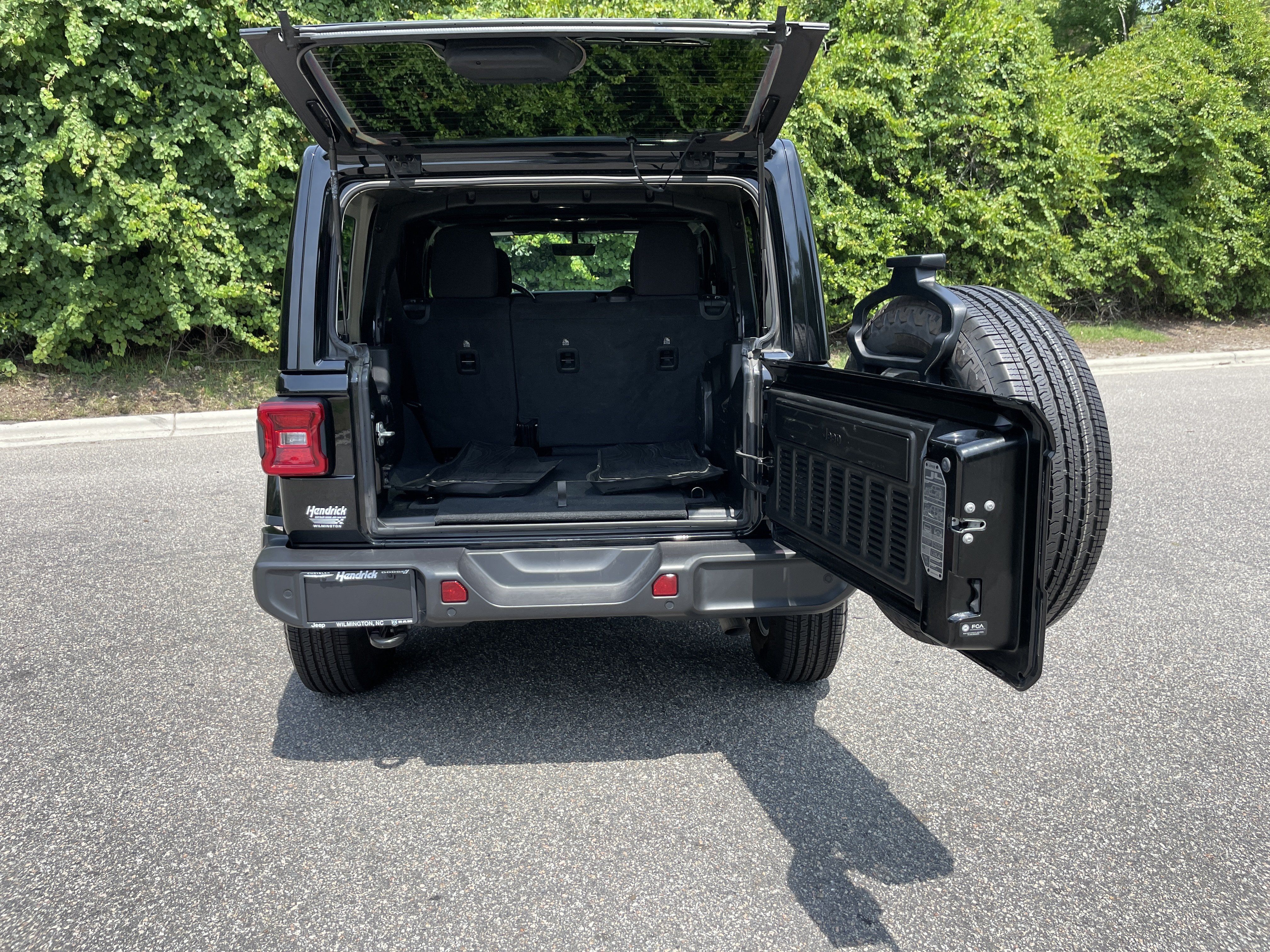 Used 2022 Jeep Wrangler Unlimited Sahara w/ LED Lighting Group AWD/4WD image 30
