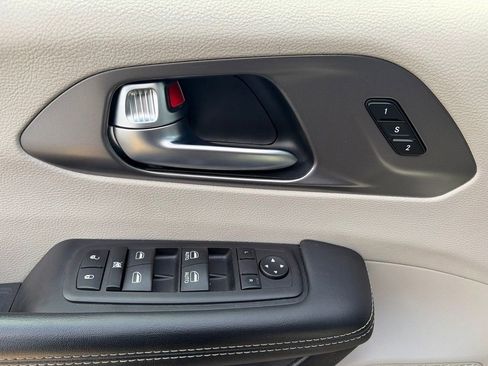 Used 2023 Chrysler Pacifica Touring-L FWD image 19